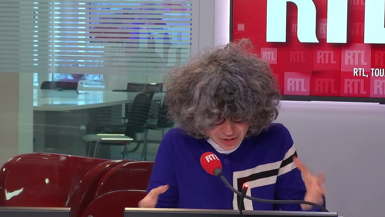 Étienne Daho interprète 22 reprises de chansons anglo-saxonnes dans "Surf", un album qu'il avait commencé puis perdu il y a plus de 15 ans.