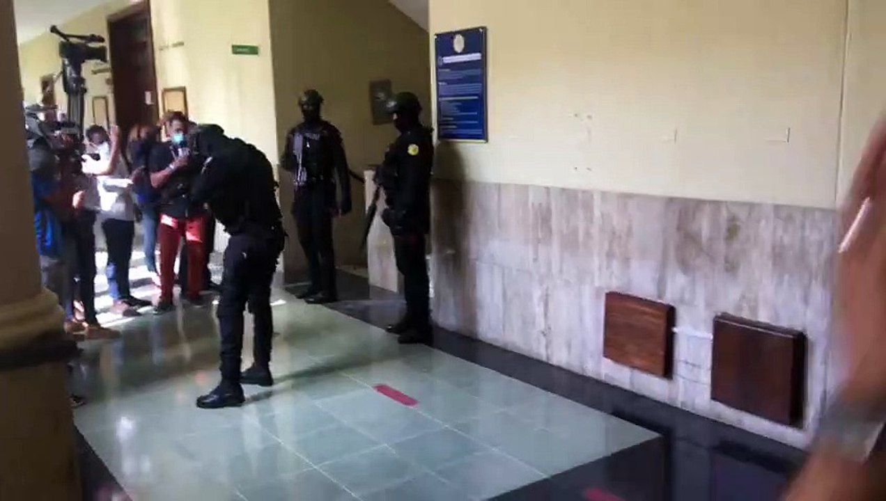 Argenis Contreras cuando era conducido a la sala de audiencia bajo fuertes medidas de seguridad