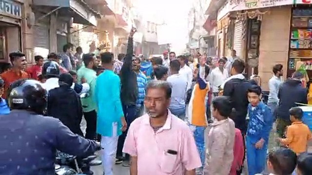 फूलों की वर्षा कर जताया आभार