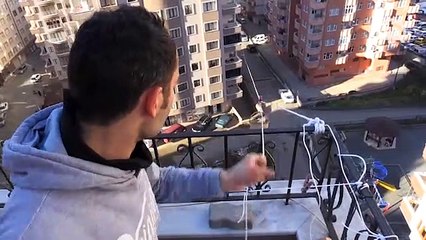 Markete gitmeye üşenince evinin balkonuna 'teleferik' kurdu