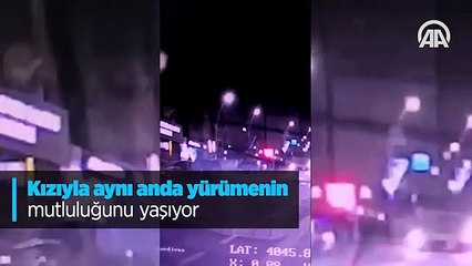 Kızıyla aynı anda yürümenin mutluluğunu yaşıyor