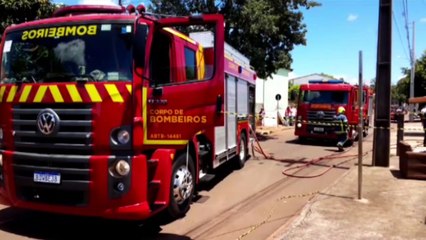 Casa fica destruída ao ser tomada por incêndio na Rua  Nurburgring, no Bairro Interlagos