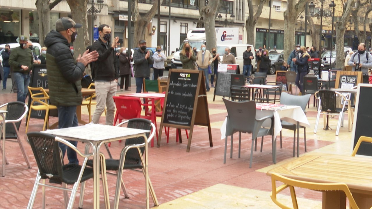 Hosteleros de Xàtiva protestan por el cierre con una terraza vacía