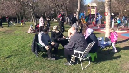 Polisten sigara içenlere ceza, sosyal mesafeli oturan teyzelere teşekkür