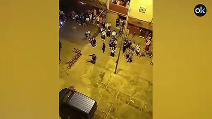 Más de 200 personas atacan a la Policía para tratar de rescatar a un peligroso delincuente detenido