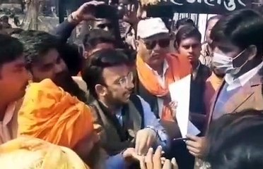 मंदिर ना हटाने को लेकर तमाम हिंदू संगठनों ने कलेक्ट्रेट पहुंचकर किया धरना प्रदर्शन किया