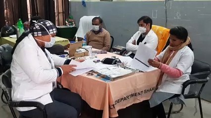 कांधला समुदायक स्वास्थ्य केंद्र पर 61 लाभार्थियों को लगी कोरोना वैक्सीन