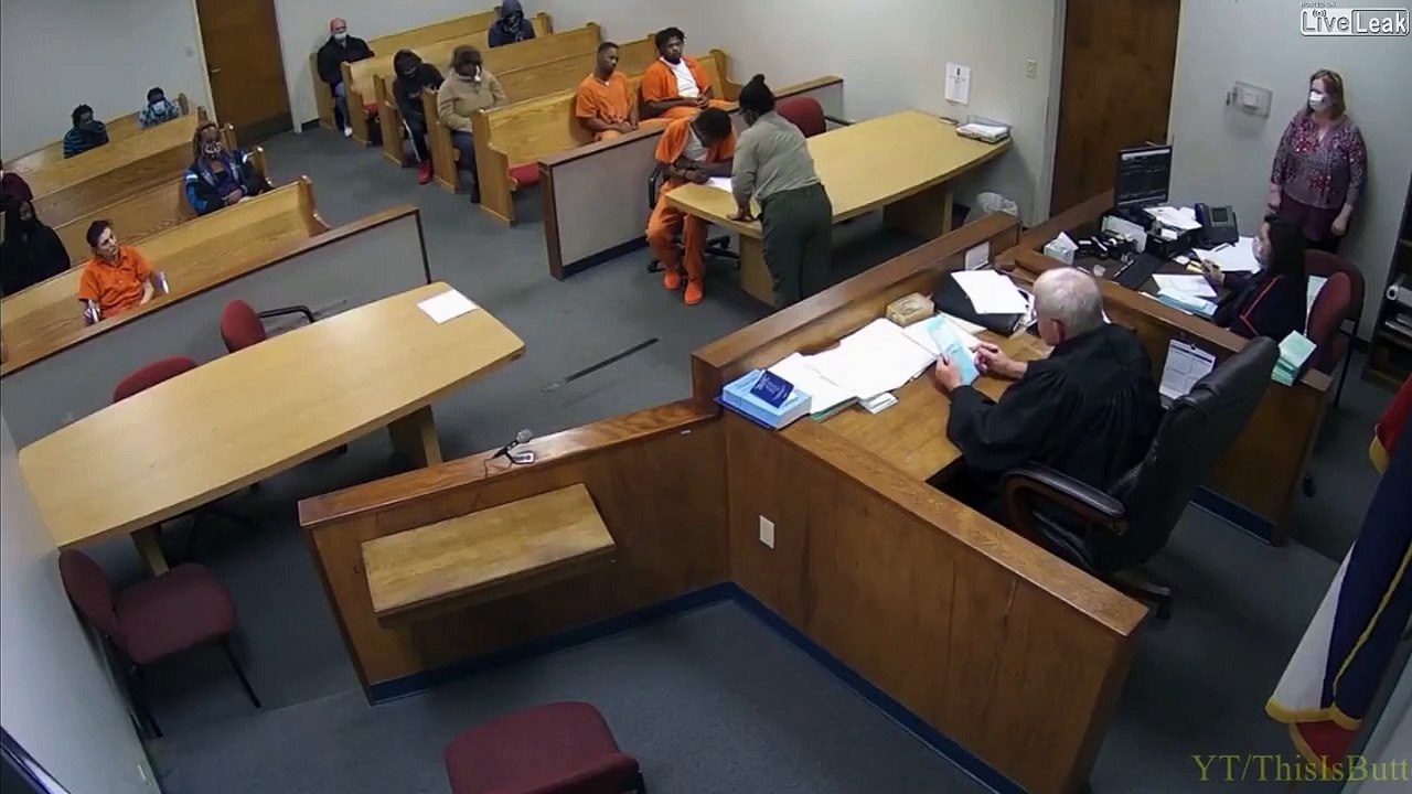 Un détenu essaie de s'en prendre à un juge mais le juge ne se laisse pas faire