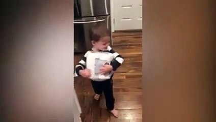 Descargar video: Cette maman apprend à son fils à remplacer le rouleau de papier toilette et il adore ça