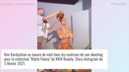 Kim Kardashian se couvre le visage et le corps de miel, une vidéo étonnante
