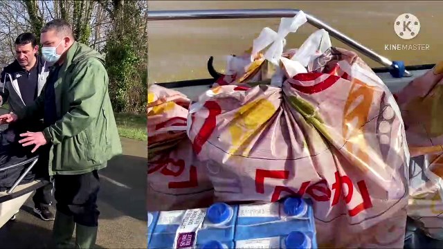 Gironde : A Floudès, près de La Réole, les pêcheurs ravitaillent en nourriture les personnes isolées par la crue de la Garonne