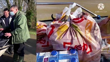 Gironde : A Floudès, près de La Réole, les pêcheurs ravitaillent en nourriture les personnes isolées par la crue de la Garonne
