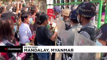 شاهد: بالأزهار والهتافات.. العشرات في ميانمار يحتشدون أمام محكمة ماندالاي لدعم المعتقلين
