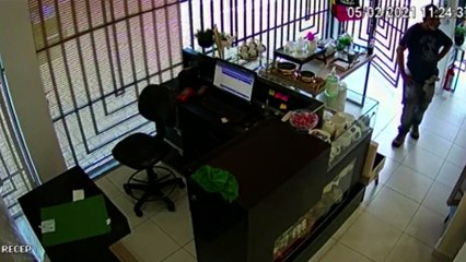 Câmera de segurança registra ação de criminoso em loja no Centro