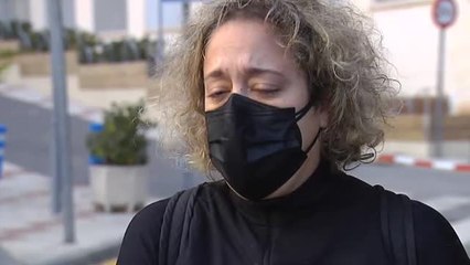 Acude todos los días al hospital para ver a su madre por la ventana