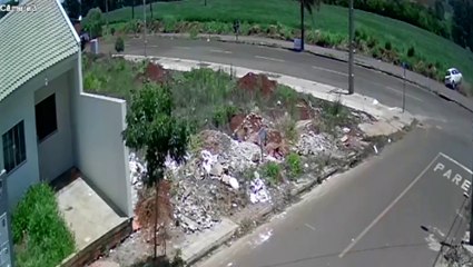 Câmera flagra capotamento que deixou mãe e filho feridos na Avenida Piquiri, em Cascavel