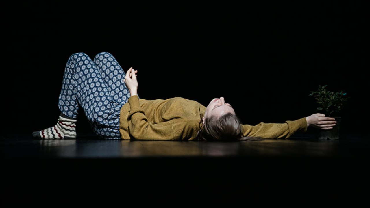 ‘Sevgili Arsız Ölüm-Dirmit' oyunu sahnede: “Latife Tekin romanında öyle bir dil kuruyor ki insanlara acımıyoruz”