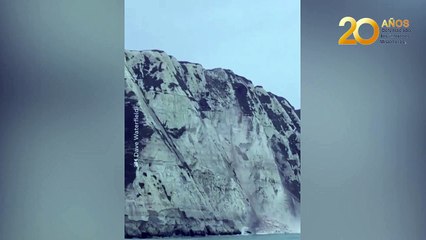 Cae al mar una sección de los acantilados blancos de Dover