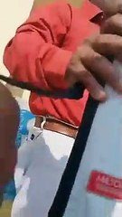 पीड़ित ने रिश्वत लेते हुए अफसर का वीडियो बनाकर वायरल किया