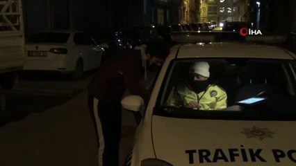 Kısıtlama saatini unutan genç hayatının şokunu yaşadı...Arkadaşını eve bıraktı, birlikte yemek yemek pahalıya patladı