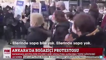 Öğrencileri gözaltına alan polise vatandaşlar böyle tepki gösterdi