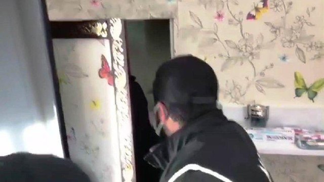 Yatak odasındaki gizli bölmede yakalandı