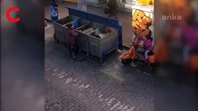 Çocuğuyla birlikte çöp konteynerlerinden sebze ve tarihi geçmiş yumurta toplayan kadınlar