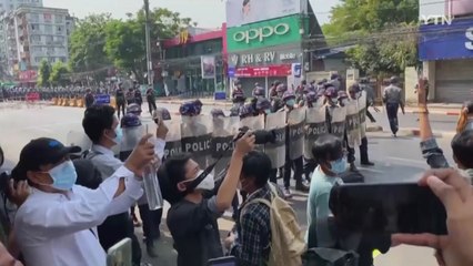 미얀마에서 수천 명 쿠데타 반대 거리 시위 / YTN