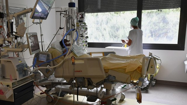 فرنسا.. جدل بسبب نقص اللقاحات المضادة لكورونا