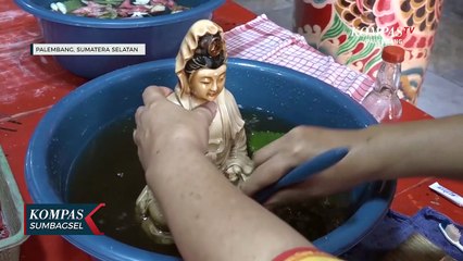 Pembersihan Pantung Dewa Sambut Imlek Di Kelenteng Palembang