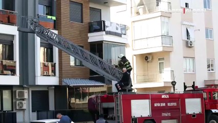 Çocuğunun balkona kilitlediği anneyi itfaiye kurtardı