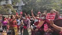 Miles de personas protestan en Rangún contra el golpe de Estado en Myanmar