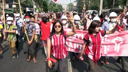 آلاف المتظاهرين في رانغون واضطرابات كبيرة في شبكة الانترنت في بورما