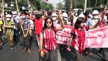 آلاف المتظاهرين في رانغون واضطرابات كبيرة في شبكة الانترنت في بورما