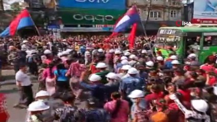 - Myanmar'ın en büyük kentinde halk darbeye karşı sokaklarda