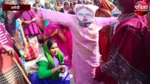 अमेठी में महिला किसानों ने फूंका कंगना का पुतला