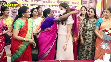 Urmila Matondkar Celebrates her Birthday with Elderly People | SpotboyE