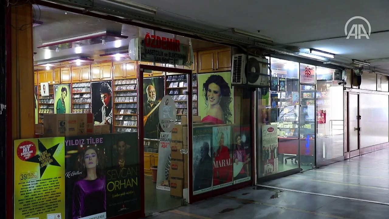 Kağıt toplayıcısı baba 4 engelli çocuğuna bakmak için mücadele veriyor