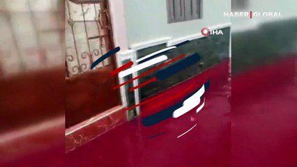 Endonezya'da sel sonrası su kırmızı renge büründü!