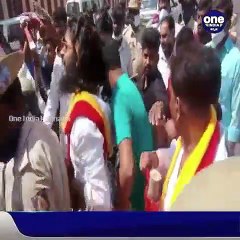 ತಡೆಸಿ ಗುದ್ದಲಿ ಹಿಡಿದು ಪ್ರತಿಭಟಿಸಿದ ವಾಟಾಳ್ ನಾಗರಾಜ್- ವಶಕ್ಕೆ ಪಡೆದ ಪೊಲೀಸರು | Oneindia Kannada