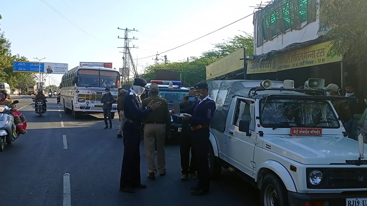 वाहनों से हटाई नेम प्लेट