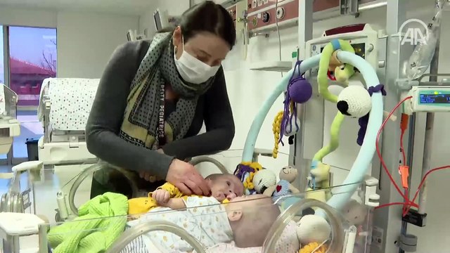 Karın bölgelerinden yapışık olarak dünyaya gelen Suriyeli Bessam ve İhsan Salih bebekler, 101 gün sonra ailelerine kavuştu.