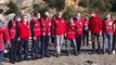 150 gönüllü genç, sahili çöplerden temizledi