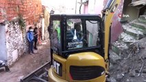 İzmir’de metruk sinagogdan kopan taş parçalar evin duvarını yıktı: 1 yaralı