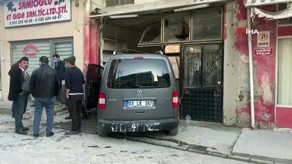 Kısıtlama günü boş yolda aracıyla dükkana girdi