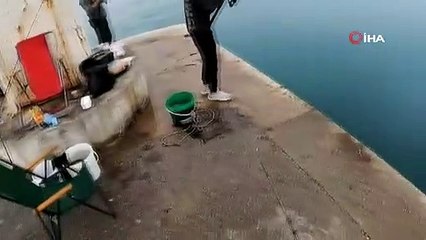 Antalya’da lise öğrencisinin oltasına boyu kadar balık takıldı