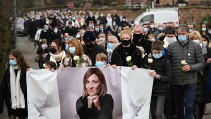 Des centaines de personnes pour une marche blanche en hommage à une DRH abattue