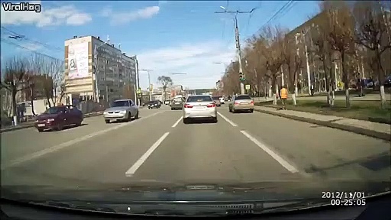 Ce papy court après sa propre voiture... FAIL