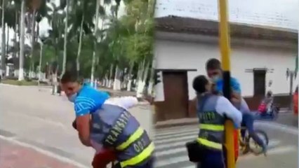 Brutal golpiza contra agente de tránsito que reclamó a un motociclista por no usar correctamente el casco