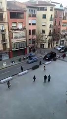Tremendos intentos de agresión contra Ignacio Garriga y Ortega Smith en Vic con una muchedumbre persiguiéndoles por las calles